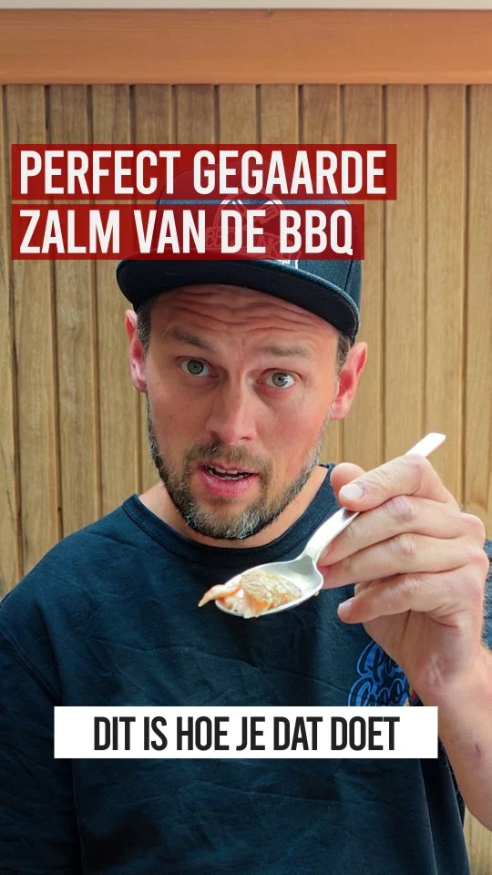PERFECTE ZALM VAN DE BBQ 🤩

Zalm van de BBQ is misschien wel één van de lekkerste dingen, maar bij veel mensen komt ie er toch net ff te droog vanaf 😬

Niet nodig, want als je de garing in de gaten houdt, zoals ik doe met de @meatermade Pro, dan heb je keer op keer perfecte zalm 👌

Hoe? BBQ indirect, 100 graden. Zalm naar wens op smaak brengen en de kernthermometer in het dikke deel. Rookhout toevoegen, schijfjes citroen op je rooster en daarop de zalm. Rustig roken tot 49 graden en dan van de BBQ. Even laten rusten en smullen maar 😎

*in samenwerking met @probbqshop

#ad #bbqjunkie #bbqjunkienl #meater #probbqshop