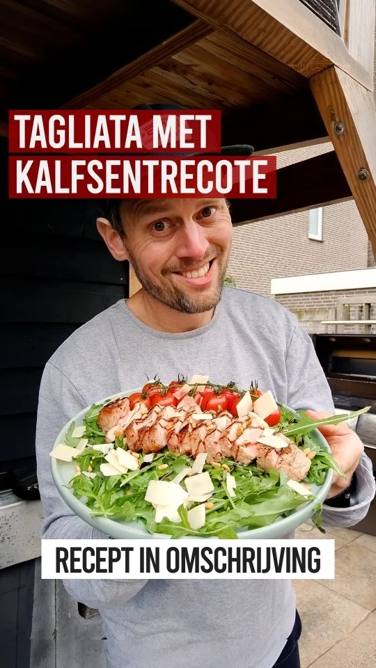 TAGLIATA MET KALFSENTRECOTE 😍

Vandaag eentje voor als de zomerse dagen. Als je wel wil BBQ'en, maar het een beetje licht wil houden en niet te ingewikkeld. Dan is deze Tagliata met Kalfsentrecote namelijk perfect 🔥

Proberen? Het recept vind je hieronder ⤵️

Ingrediënten
- 2 kalfsentrecotes
- 75 gr rucola
- 2 trosjes cherrytomaten
- 50 ml balsamicoazijn
- 25 gr kristalsuiker
- 1 citroen
- 4 el Parmezaanse vlokken
- 2 el pijnboompitten
- Versgemalen zwarte peper
- Grof zeezout

Verder nodig:
- BBQ met Deksel
- Kernthermometer
- Kleine Skillet
- Steelpan
- Mengkom

Bereiding
Haal de kalfsentrecotes op tijd uit de koeling zodat ze op kamertemperatuur kunnen komen.

Kook de balsamicoazijn met de suiker 10–15 min in tot een siroop en laat afkoelen.

Steek de BBQ aan en ga daarbij voor een combi van directe en indirect hitte en 200 graden.

Rooster de pijnboompitten in een kleine skillet op de BBQ tot ze goudbruin kleuren en laat afkoelen.

Meng de rucola met het sap van ½ citroen.

Leg de cherrytomaten op de indirecte zone en laat ze daar rustig poffen.

Kruid de kalfsentrecotes met peper en zout. Grill de kalfsentrecotes boven directe hitte 3 min per kant.

Gaar de entrecotes eventueel indirect door tot een kerntemperatuur van 52 graden en laat het vlees vervolgens 5 min rusten.

Verdeel de rucola en cherrytomaten over de borden. Snijd de kalfsentrecotes in dunne plakken en leg op de salade.

Garneer met Parmezaanse vlokken, pijnboompitten, een snufje zeezout en drizzle de balsamicosiroop erover. Serveer direct. Eet smakelijk 😁

#bbqjunkie #bbqjunkienl