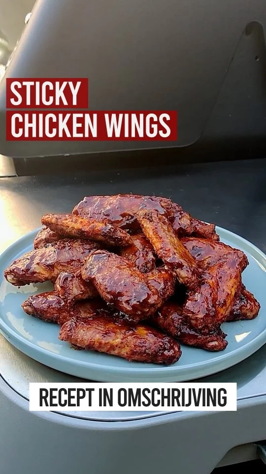STICKY CHICKEN WINGS 😍

Deze sticky kippenvleugels blijven toch wel een top snack hoor! Makkelijk te maken en perfect voor bij een biertje! Het recept vind je hieronder ⤵

Ingrediënten:
- 500 gr Kippenvleugels
- 4 el BBQ Rub (kies je favoriet)
- 5 el Honing BBQ Saus

Verder nodig:
- BBQ met Deksel
- Bastingkwast

Bereiding:
Steek de BBQ aan en ga hierbij voor indirecte hitte en een temperatuur van ongeveer 160 graden.

Bestrooi de kippenvleugels rondom met de BBQ rub en wacht tot de BBQ op temperatuur is.

BBQ op temperatuur? Leg de kippenvleugels dan op de BBQ en sluit de BBQ met de deksel. Gaar de kippenvleugels 30 minuten.

Bestrijk de kippenvleugels na 30 minuten met de honing BBQ saus en sluit de BBQ weer met de deksel. Gaar de kippenvleugels nu nog 15 minuten.

Haal de kippenvleugels van de BBQ, laat ze 5 minuten rusten en serveer daarna. Eet smakelijk 😁

#bbqjunkie #bbqjunkienl