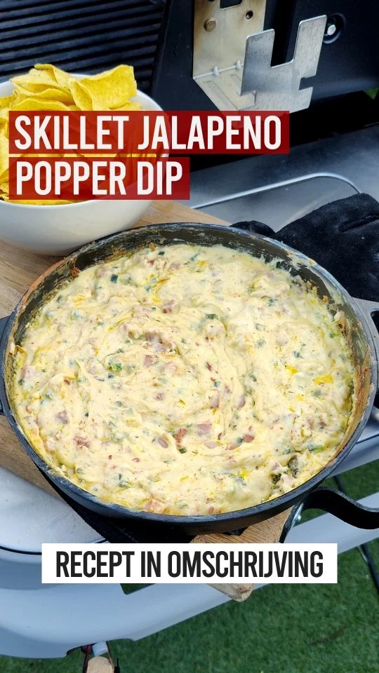 JALAPEÑO POPPER DIP 🔥

Vandaag een verslavend lekkere dip van de BBQ, waarvan ik zeker weet dat je hem vaker gaat maken; De Jalapeño Popper Dip 😍

Eenvoudig, maar zó lekker! En het mooie? Je vindt het recept hieronder ⤵️

Ingrediënten:
- 150 gr Spekblokjes
- 2 Jalapeños
- 200 gram Geraspte Cheddar
- 200 gram Kruiden Roomkaas
- 100 gram Crème Fraîche

Verder nodig:
- BBQ met Deksel
- Skillet

Bereiding:
Steek de BBQ aan en ga daarbij eerst voor directe hitte en 200 graden.

Verwijder de zaadlijsten en zaadjes van de jalapeños en snipper de pepers goed fijn. Zet de geraspte cheddar, kruiden roomkaas en crème fraîche klaar.

BBQ op temperatuur? Zet de skillet op de BBQ en voeg de spekblokjes toe. Bak ze in 10 tot 12 minuten krokant, terwijl je ze regelmatig doorroert.

Haal de skillet nu van de BBQ en voeg de kruiden roomkaas, crème fraîche, jalapeño en cheddar toe. Roer alles goed door elkaar.

Maak de BBQ gereed voor indirecte hitte en 200 graden.

Zet de skillet op de BBQ en gaar de dip zo’n 12 tot 15 minuten. Roer dan een keer door en haal de skillet van de BBQ.

Serveer de Jalapeño Popper Dip vervolgens direct, met een schaal tortilla chips of een vers stokbrood. Eet smakelijk 😁

#bbqjunkie #bbqjunkienl
