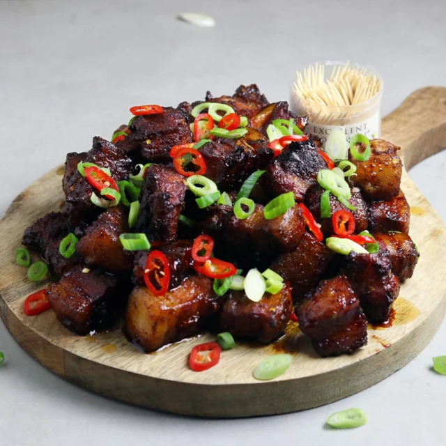 Tijd voor een terugblik: Aziatische Porkbelly Burnt Ends 😎⁠
⁠
Op zoek naar een leuke variant op de inmiddels klassieke Porkbelly Burnt Ends? Dan kan ik je deze met een Aziatische twist zeker aanbevelen 🔥⁠
⁠
Welke boodschappen je moet halen? Dat lees je op bbq-junkie.nl én via de link in mijn profiel (bio) 👌⁠
⁠
#bbqjunkie #bbqjunkienl