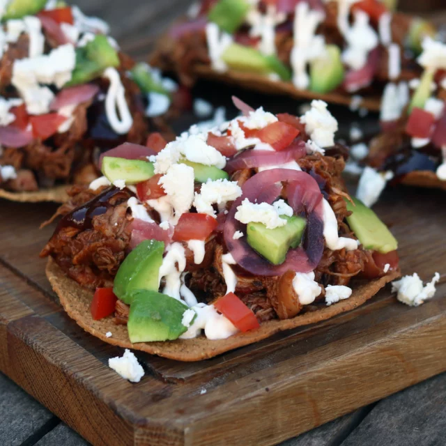 Recept van vorige week gezien? 😍⁠
⁠
Toen kwam het recept voor deze Pulled Chicken Tostada's online en die moet je écht snel eens proberen! Makkelijk, vrij snel klaar en echt superlekker 🔥⁠
⁠
Het recept vind je natuurlijk weer op bbq-junkie.nl én via de link in mijn profiel (bio) 👌⁠
⁠
#bbqjunkie #bbqjunkienl