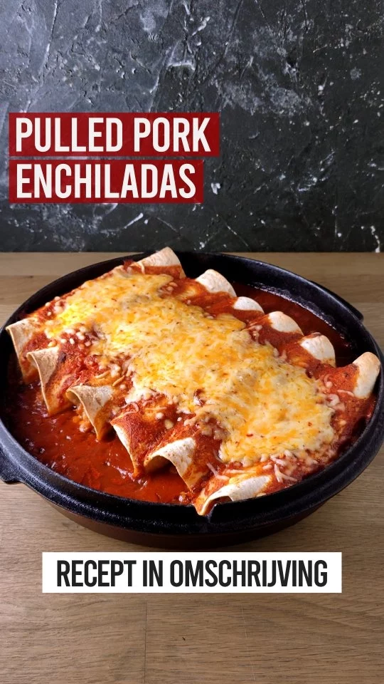 PULLED PORK ENCHILADAS 🔥
 
Weer eentje om met een restje pulled pork te bereiden! En kom nou niet weer met het verhaal dat je nooit restjes hebt, want dan maak je gewoon te weinig 👀
 
Maar deze Pulled Pork Enchiladas zijn echt serieus een goed idee om snel eens te proberen! Het recept? Dat vind je hieronder ⤵️
 
Ingrediënten:
- 6 medium Tortilla Wraps
- 50 g Jonge Kaas (geraspt)
- 50 g Cheddar (geraspt)
 
Voor de Vulling:
- 450 g Pulled Pork
- 75 g Jonge Kaas (geraspt)
- 75 g Cheddar (geraspt)
- 75 ml Saus (zie hieronder)
 
Voor de Saus:
- 400 g Tomatenblokjes
- 1 Ui
- 2 tenen Knoflook
- 1 tl Zeezout
- 3 el Chipotle in Adobo
- 1 el Gerookt Paprikapoeder
 
Verder nodig:
- BBQ met Deksel (of dus de oven)
- Grote Skillet
- Blender of Keukenmachine
- Ruime Mengkom
- BBQ Handschoenen
 
Bereiding:
Steek de BBQ aan en ga voor indirecte hitte en 200 graden. Zet de skillet vast klaar.
 
Pak de blender of keukenmachine en doe hier alle ingrediënten voor de saus in. Draai alle ingrediënten tot een gladde saus.
 
Neem een ruime mengkom en doe hier de pulled pork in. Voeg er de geraspte kazen voor de vulling aan toe en schep er een deel van de zojuist gemaakte saus bij. Als je de ingrediënten mengt moet het een smeuïg, maar niet te nat mengsel worden.
 
Neem de skillet en giet de helft van de resterende saus over de bodem. Pak vervolgens je tortilla wraps en de pulled pork vulling er bij. Schep op iedere wrap wat vulling en spreid dit uit over de breedte. Rol de wraps vervolgens strak op en leg ze met de uiteinden naar beneden in de skillet.
 
BBQ op temperatuur? Giet de rest van de saus over de gevulde wraps en schuif de skillet op de BBQ. Bak de pulled pork enchiladas 15 minuten.
 
Strooi dan de rest van de geraspte kazen over de enchiladas en bak ze nog 10 minuten.
 
Haal de skillet dan van de BBQ en laat de enchiladas 10 minuten rusten. Schep vervolgens voor iedereen de enchiladas op het bord. Eet smakelijk 😄
 
#bbqjunkie #bbqjunkienl