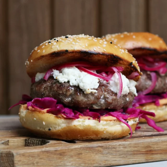Nieuw recept online: Marokkaanse Lamsburgers 🔥⁠
⁠
Vandaag weer een nieuw hamburger recept en dit keer met burgers van lamsgehakt en een Marokkaanse twist. Erg lekker om binnenkort eens te proberen 😁⁠
⁠
Nieuwsgierig? Laat een reactie achter en ik stuur je de link door 💥⁠
⁠
#bbqjunkie #bbqjunkienl
