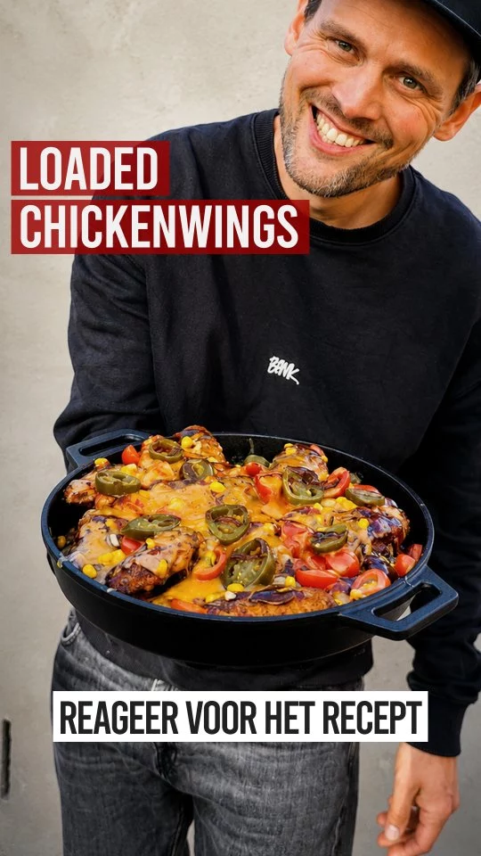 LOADED CHICKENWINGS 😍
 
Dit is er zo eentje waarvan je misschien eerst denkt ‘wat doet hij nou joh?’, maar zodra je het geprobeerd hebt ben je om! Beloofd 😎
 
Proberen? Je vindt het recept hieronder ⤵️
 
Ingrediënten:
- 500 gr Kippenvleugels
- 2 el BBQ Junkie All Purpose BBQ Rub
- 100 gr Geraspte Cheddar
- 1 kleine Rode Ui
- 3 el Maiskorrels
- 6 Cherrytomaatjes
- 12 schijfjes Ingelegde Jalapeño
- 2 el BBQ Saus
 
Verder nodig:
- BBQ met Deksel
- Skillet
- 1 chunk Appel Rookhout
 
Bereiding:
Steek de BBQ aan en ga daarbij eerst voor indirecte hitte en 150 graden.
 
Haal de kippenvleugels uit de verpakking en bestrooi ze rondom met de BBQ rub.
 
BBQ op temperatuur? Voeg de chunk rookhout toe en leg de kippenvleugels op het BBQ rooster. Sluit de BBQ en rook de kippenvleugels 45 minuten.
 
Snipper de rode ui klein, de tomaatjes in kwarten en zet alle andere ingrediënten klaar.
 
Heb je de kippenvleugels 45 minuten gerookt? Doe ze dan in de skillet en bestrooi met de geraspte cheddar. Maak de BBQ ondertussen gereed voor indirecte hitte en een temperatuur van ongeveer 200 graden.
 
Verdeel er daarna de mais, tomaatjes en rode ui over, gevolgd door de schijfjes jalapeño en BBQ saus.
 
Schuif de skillet op de BBQ en gaar de loaded chickenwings 10 tot 15 minuten op de BBQ, tot de kaas mooi is gesmolten.
 
Haal de skillet dan van de BBQ. Laat 5 minuten rusten en serveer daarna. Eet smakelijk 😁
 
#bbqjunkie #bbqjunkienl