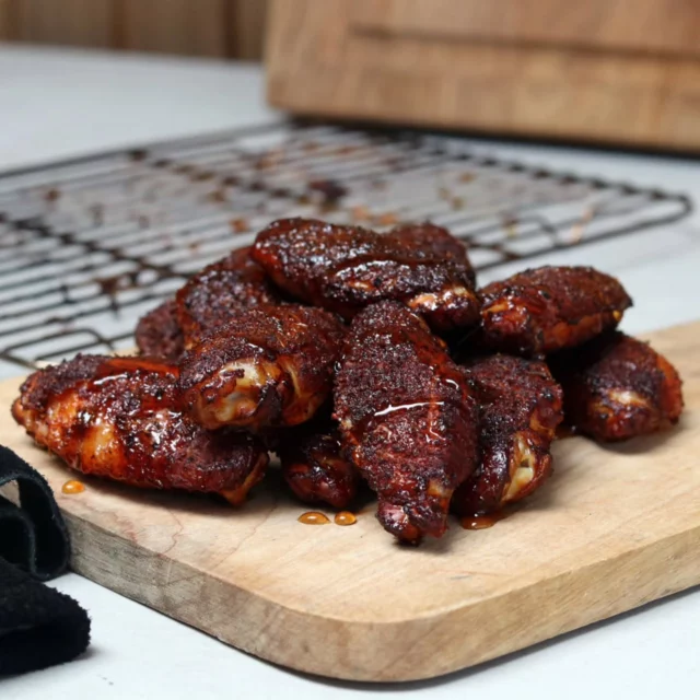 Recept van vorige week gezien? 🔥⁠
⁠
Toen kwam er een nieuw recept voor kippenvleugels online en wel in de vorm van deze Hot Honey Chickenwings. Zeker een aanrader om binnenkort eens te proberen 😎⁠
⁠
Het recept vind je natuurlijk weer op bbq-junkie.nl én via de link in mijn profiel (bio) 💪⁠
⁠
#bbqjunkie #bbqjunkienl