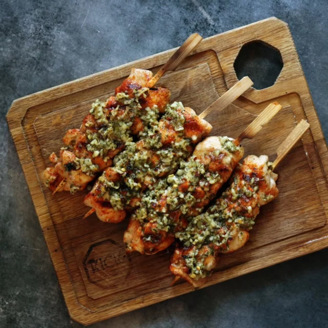 Tijd voor een terugblik: Kipspiesen met Knoflook & Parmezaan 😍⁠
⁠
Vandaag eentje die niet al te ingewikkeld is, maar wel een ware smaakexplosie! Deze kipspiesen met knoflook en Parmezaanse kaas zijn echt zó lekker 🔥⁠
⁠
Proberen? Je vindt het recept op bbq-junkie.nl én via de link in mijn profiel (bio) 💪⁠
⁠
#bbqjunkie #bbqjunkienl
