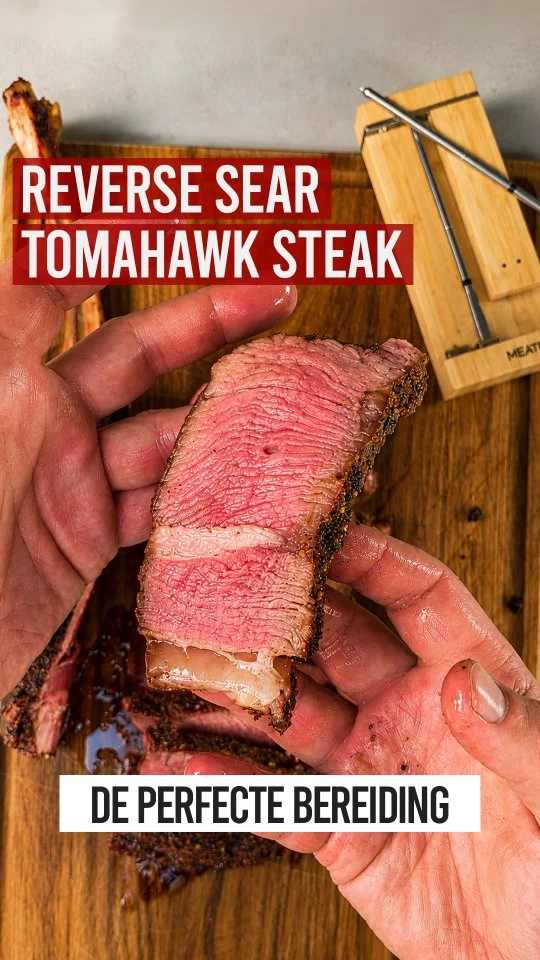 TOMAHAWK PERFECTION 😍

Zo'n Tomahawk Steak is natuurlijk waanzinnig mooi om te serveren, maar het is een stuk vlees waarbij ik de garing niet ga gokken. Nee, daar pakken we natuurlijk de @meatermade Pro Duo voor 👌

Hoe je het aanpakt?
1️⃣ Ga voor indirecte hitte en 110 graden
2️⃣ Kruid je steak en prik de probe van de MEATER in het midden van het vlees
3️⃣ Leg je steak op de BBQ en stel de app in op een doelkern van 52 graden
4️⃣ Stel een extra alarm in bij een kern van 46 graden
5️⃣ Haal de steak bij die kern van 46 even van de BBQ en stook de BBQ flink op
6️⃣ Gril de steak aan beide kanten flink heet af, idealiter op een gietijzeren rooster
7️⃣ Haal de steak van de BBQ en laat hem 10 tot 15 minuten rusten
8️⃣ Snijd het vlees los van het bot en snijd de steak daarna in plakken
9️⃣ Serveer de Tomahawk direct

Eet smakelijk 👌

*in samenwerking met @probbqshop

#ad #bbqjunkie #bbqjunkienl #meater #probbqshop