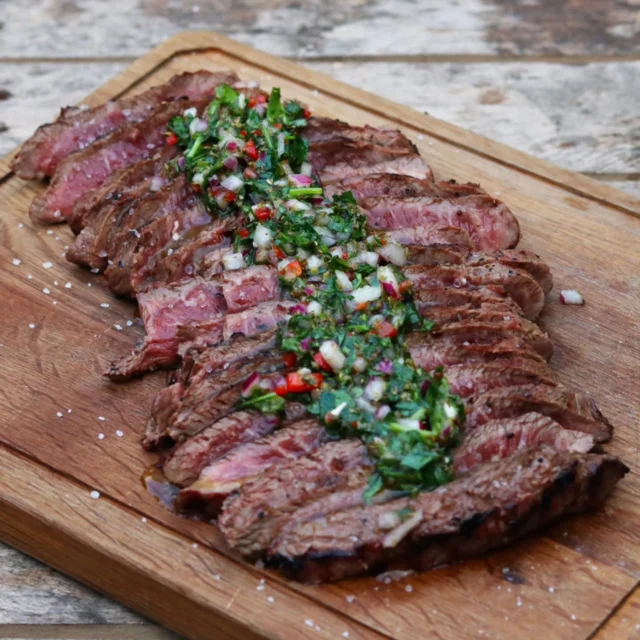 Tijd voor een terugblik: Flat Iron Steak met Charcoal Chimichurri 😍⁠
⁠
Vandaag weer even een terugblik op een ouder recept voor een heerlijke steak met een chimichurri met een BBQ twist!⁠
⁠
In dit geval met een heerlijke Flat Iron Steak, ook wel bekend als sukade steak, maar deze Charcoal Chimichurri is natuurlijk heerlijk bij vrijwel iedere steak 🔥⁠
⁠
Proberen? Je vindt het recept natuurlijk weer op bbq-junkie.nl én via de link in mijn profiel (bio) 👌⁠
⁠
#bbqjunkie #bbqjunkienl